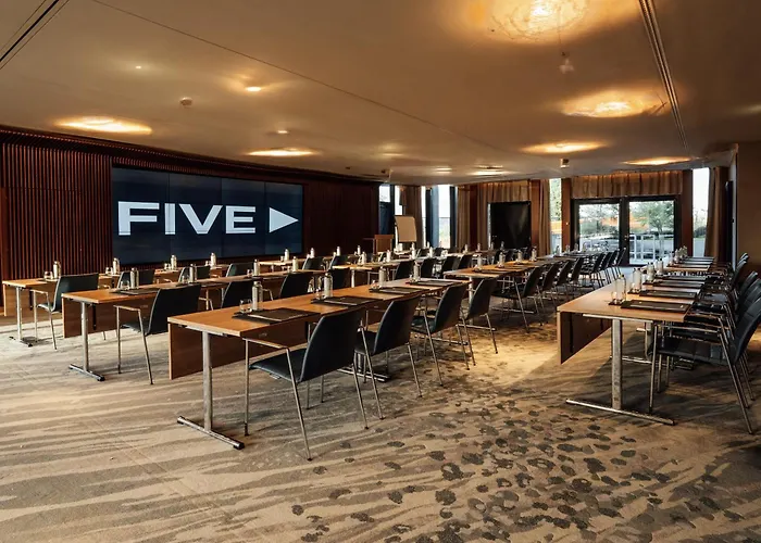 What are the best hotels near Lake Zurich?